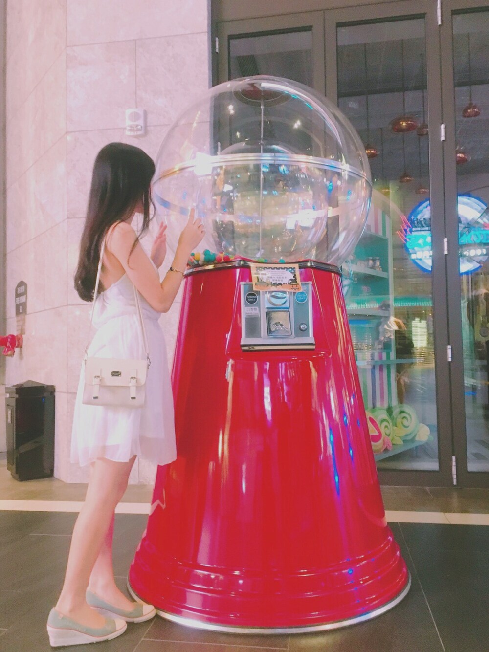 「koreaのアイテム（バッグ、ホワイト系）」を使った、Yuk Shan Cheungさん（レディース・157cm）の冬コーディネートの1枚目の写真