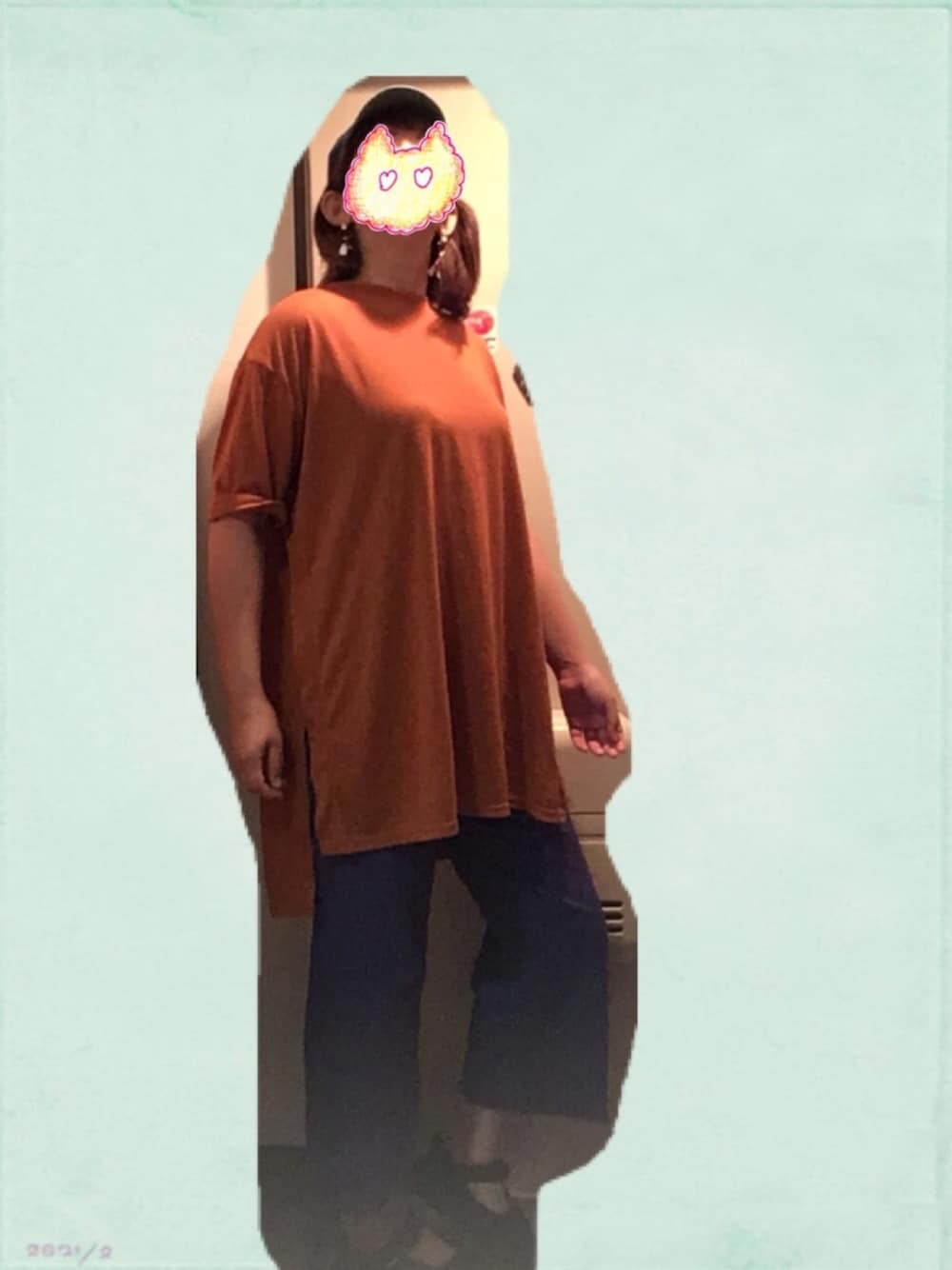 ブラウン系のTシャツ/カットソー、ブルー系のその他パンツ、ブラック系のサンダルを着用したレディースの夏コーディネートの1枚目の写真