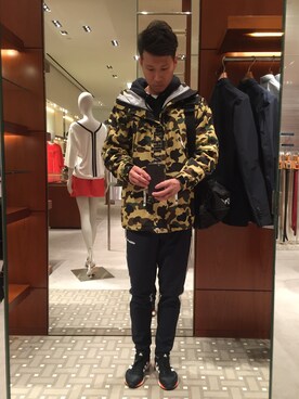 「A BATHING APE（アベイシングエイプ）のアイテム（トレンチコート）」を使った、Weng Tangさん（メンズ・178cm）の春コーディネート