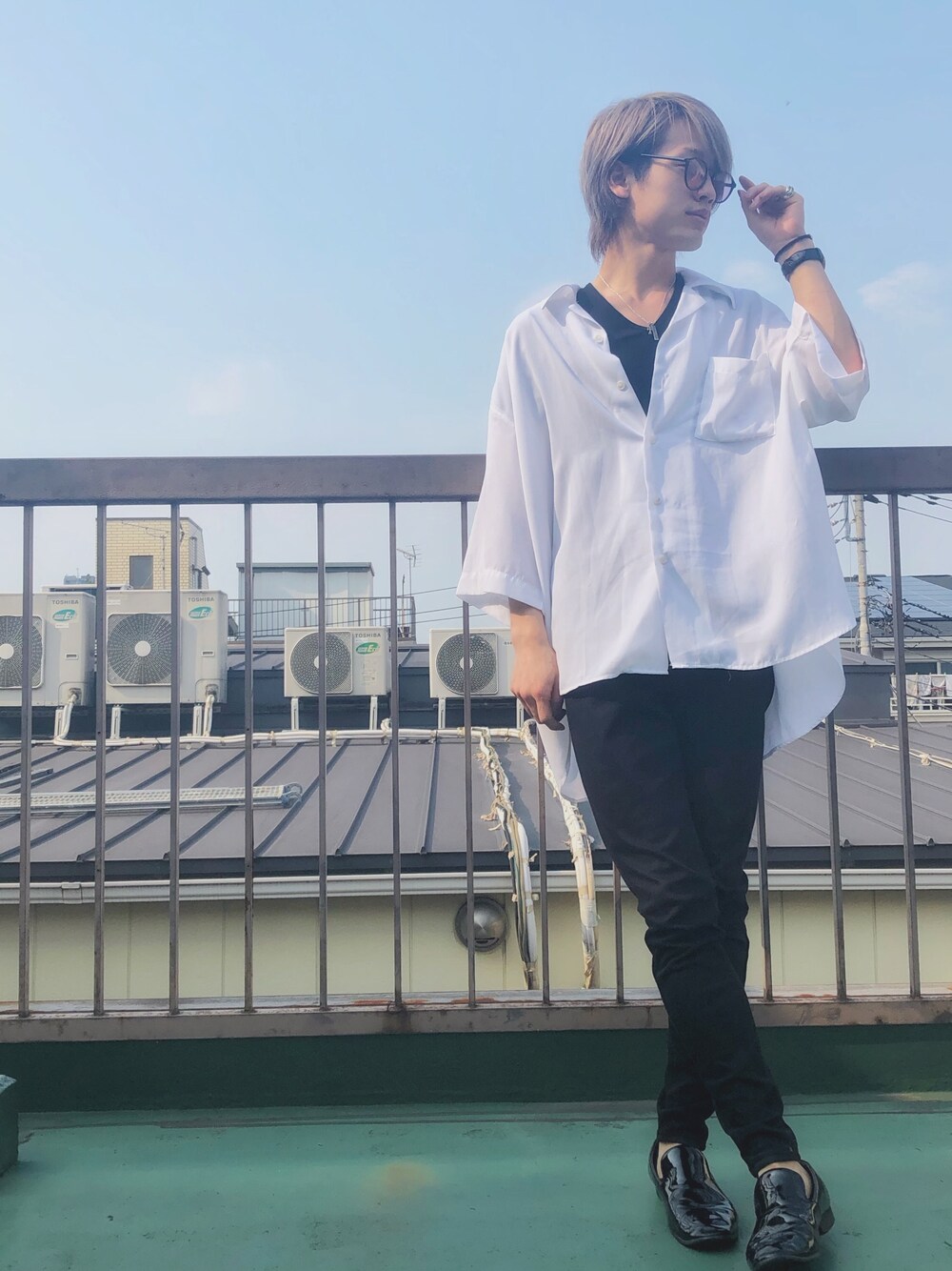 「おしゃれさんと繋がりたい、カジュアルコーデ、オーバーサイズ、シルバーアクセサリー、ハワジュ、ハワイアンジュエリー、肩落ち、クロムハーツ、重ね付け、美容師」｜「CHROME HEARTSのアイテム（ネックレス、シルバー系）」を使った、Shingoさん（メンズ・172cm）の夏コーディネートの1枚目の写真