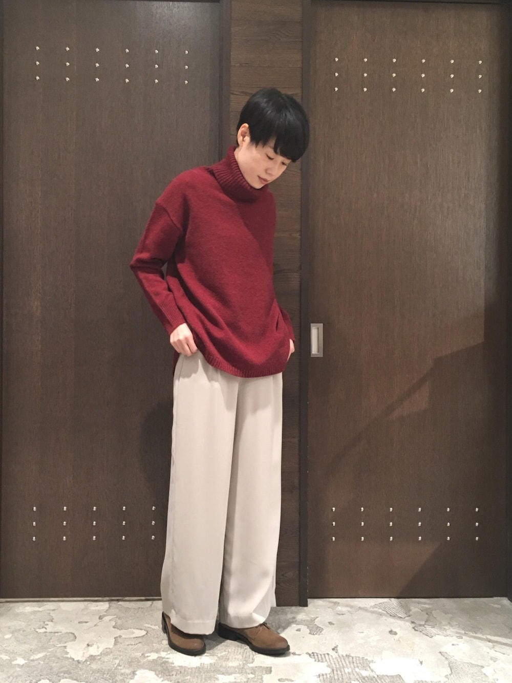 「カジュアル、赤、タートルネック、休日スタイル、ワイドパンツ、冬、シンプルコーデ、ゆるコーデ、オトナカジュアル」｜「NOMBRE IMPAIRのBARLEY　タートルロングプルオーバー（ニット/セーター、レッド系）」を使った、nishimura.さん（レディース・160cm）の冬コーディネートの1枚目の写真