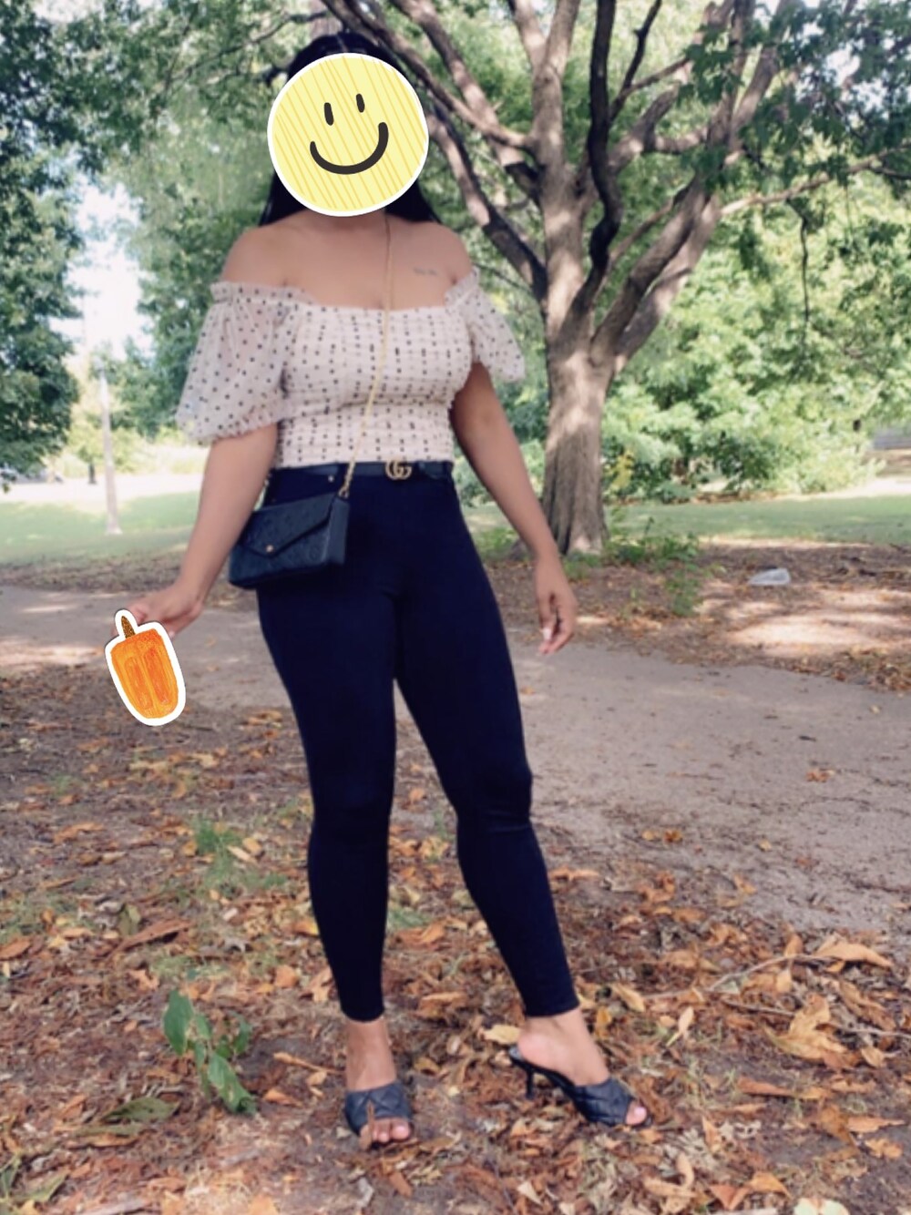 ブラック系のその他パンツ、ブラック系のサンダル、ベージュ系のその他トップスを着用したレディースの秋コーディネートの1枚目の写真