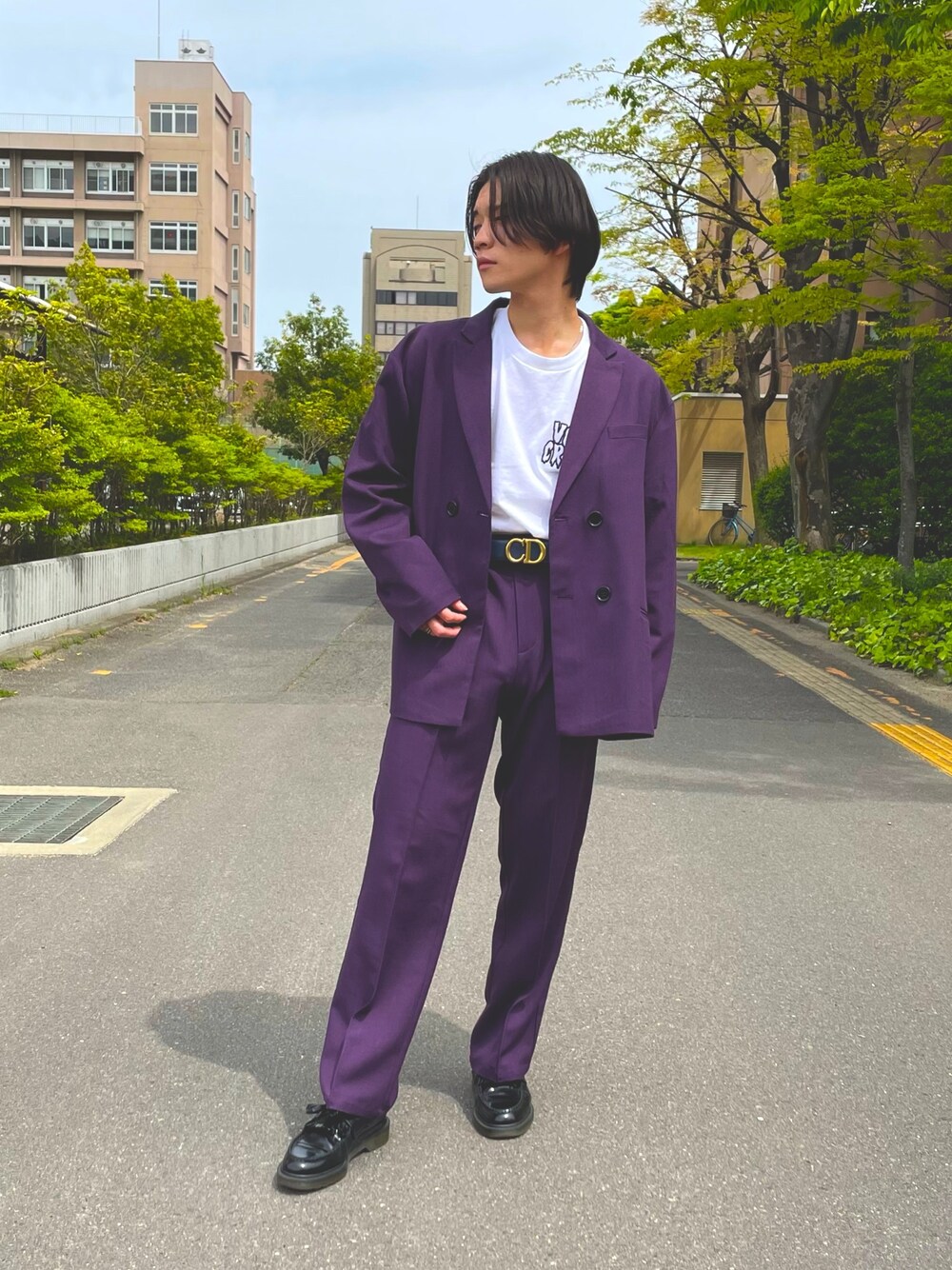 「ムラサキコーデ、低身長コーデ、低身長、キレイめ、セットアップ、テーラードジャケット、スラックス、革靴、ローファー、おしゃれさんと繋がりたい」｜「G.O.CのTRセットアップ ダブルテーラードジャケット × スラックス（テーラードジャケット、パープル系）」を使った、Yoshiさん（メンズ・166cm）の春コーディネートの1枚目の写真