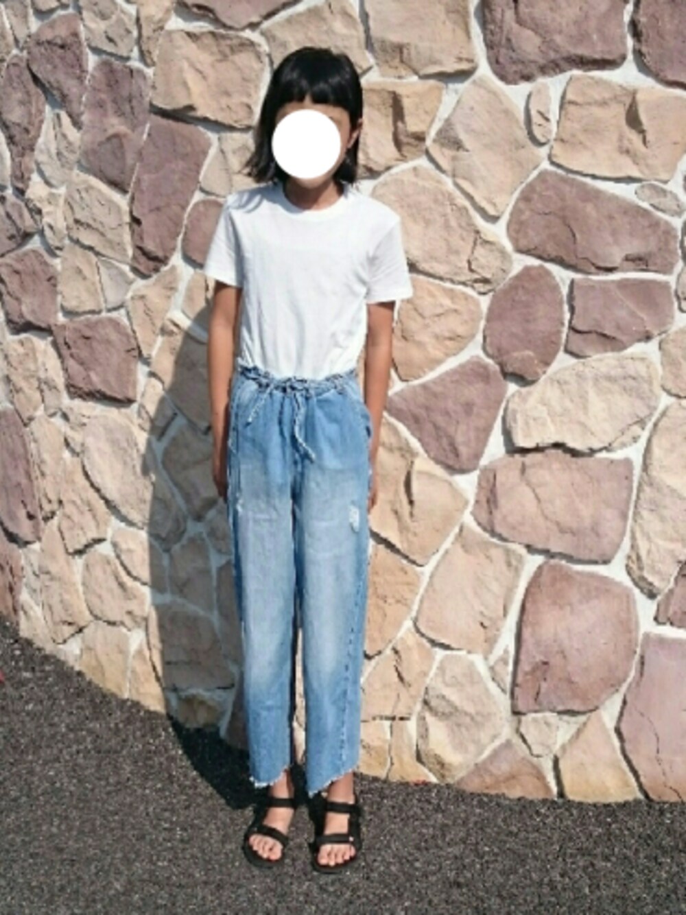 「休日スタイル、ザラキッズ、デニムパンツ、ユニクロコーデ、テバ、シロティシャツ」｜「UNIQLOのアイテム（Tシャツ/カットソー、ホワイト系）」を使った、あんころさん（キッズ・148cm）の夏コーディネートの1枚目の写真