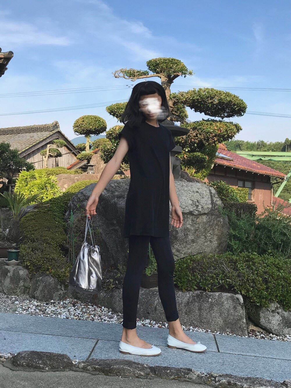 「シンプル、黒、ワンピース、キッズコーデ、レペット(Repetto)、巾着バッグ、バレエシューズ、レギンス、ボブ、ワンピース×レギンス」｜「mormyrusの＜MORMYRUS＞レザーミニポシェット（ショルダーバッグ、シルバー系）」を使った、あんころさん（レディース・158cm）の夏コーディネートの1枚目の写真
