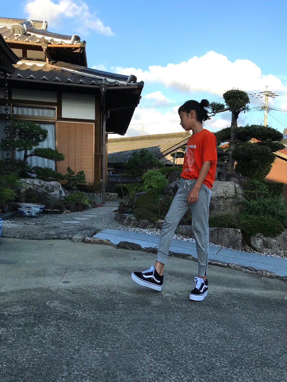 「VANSのVANS ヴァンズ OLD SKOOL オールドスクール VN-0D3HY28 BLACK（スニーカー、ブラック系）」を使った、あんころさん（キッズ・152cm）の夏コーディネートの1枚目の写真