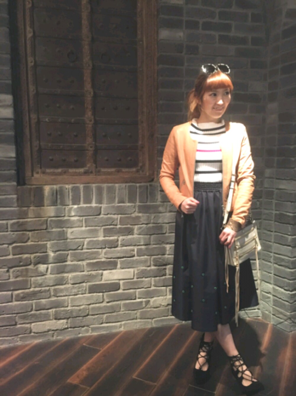 ブラウン系のノーカラージャケット、ホワイト系のニット/セーター、ブラック系のパンプスを着用したレディースの冬コーディネートの1枚目の写真