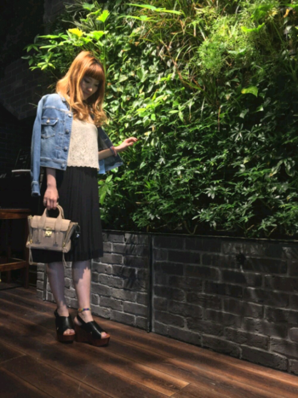 「ジージャン、プリーツ、レースワンピース、コンビワンピ、ヒールサンダル、オトナカジュアル」｜「GUILD PRIMEの【GUILD PRIME】WOMENS クロスバンドウッドヒールサンダル（サンダル、ブラック系）」を使った、ともみさん（レディース・158cm）の春コーディネートの1枚目の写真