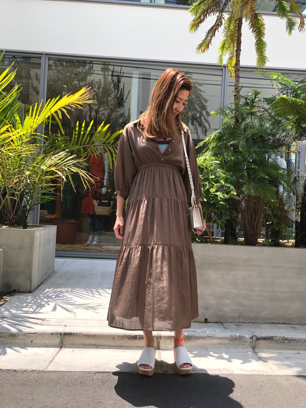 「シャツワンピース、ボーダーニット、サンダル、LOVELESS、シンプルコーデ、ラクチンコーデ、オトナカジュアル、ミモレ丈ワンピース、なつこーで」｜「LOVELESSのティアード シャツドレス（ワンピース、ブラウン系）」を使った、ともみさん（レディース・158cm）の夏コーディネートの1枚目の写真