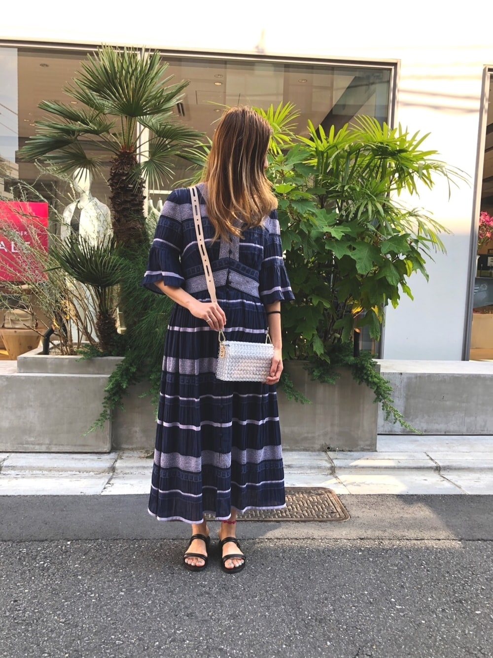 「サンダル、LOVELESS、ロングワンピース、ガラワンピース、ビーズバッグ、なつこーで」｜「LOVELESSの楊柳 ボーダー ドレス（ワンピース、ブルー系）」を使った、ともみさん（レディース・158cm）の夏コーディネートの1枚目の写真
