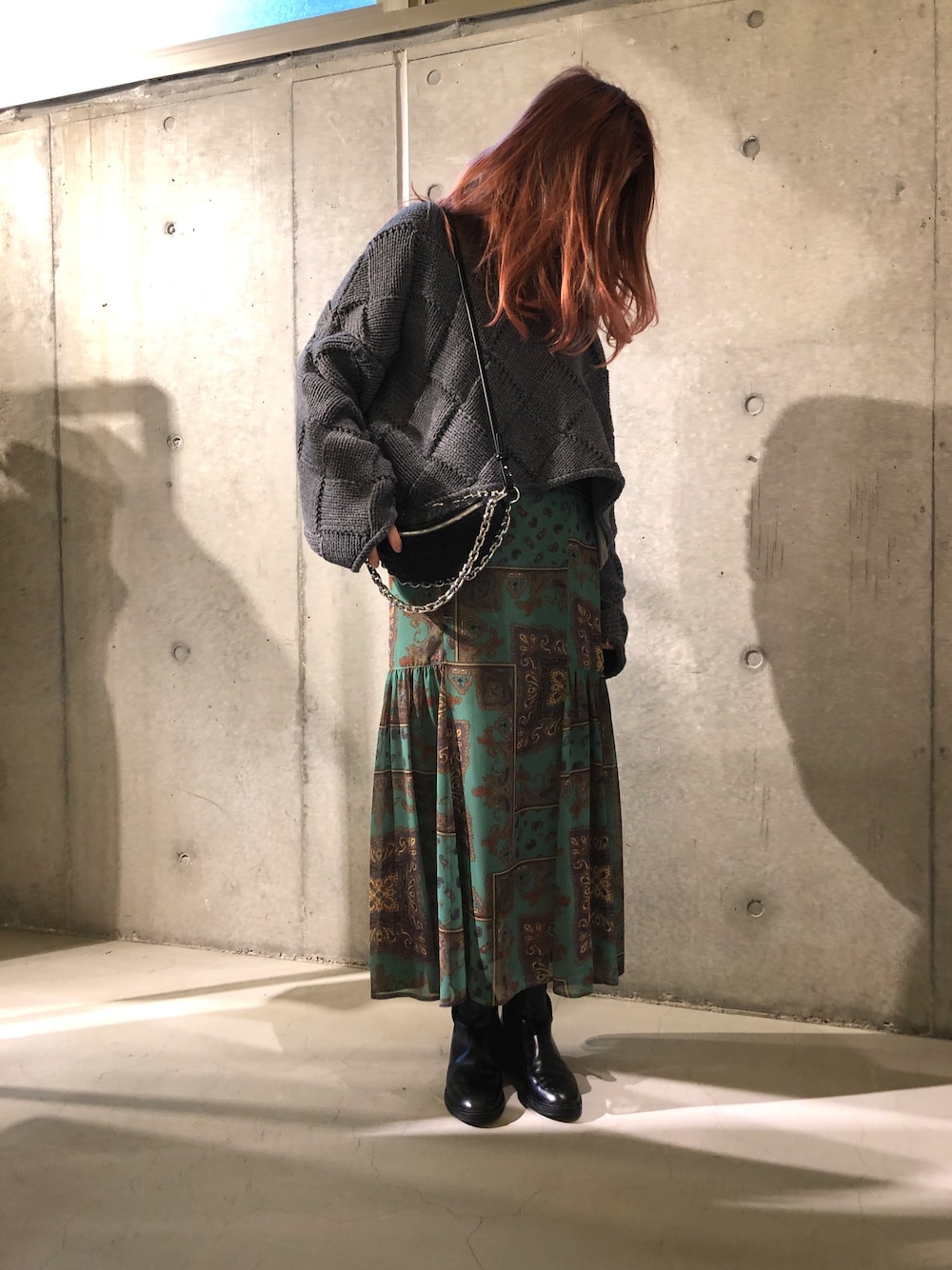 「秋のコーデ、柄スカート、LOVELESS、ざっくりニット、ラクチンコーデ、オトナカジュアル」｜「JW Andersonのアイテム（ニット/セーター、グレー系）」を使った、ともみさん（レディース・158cm）の秋コーディネートの1枚目の写真