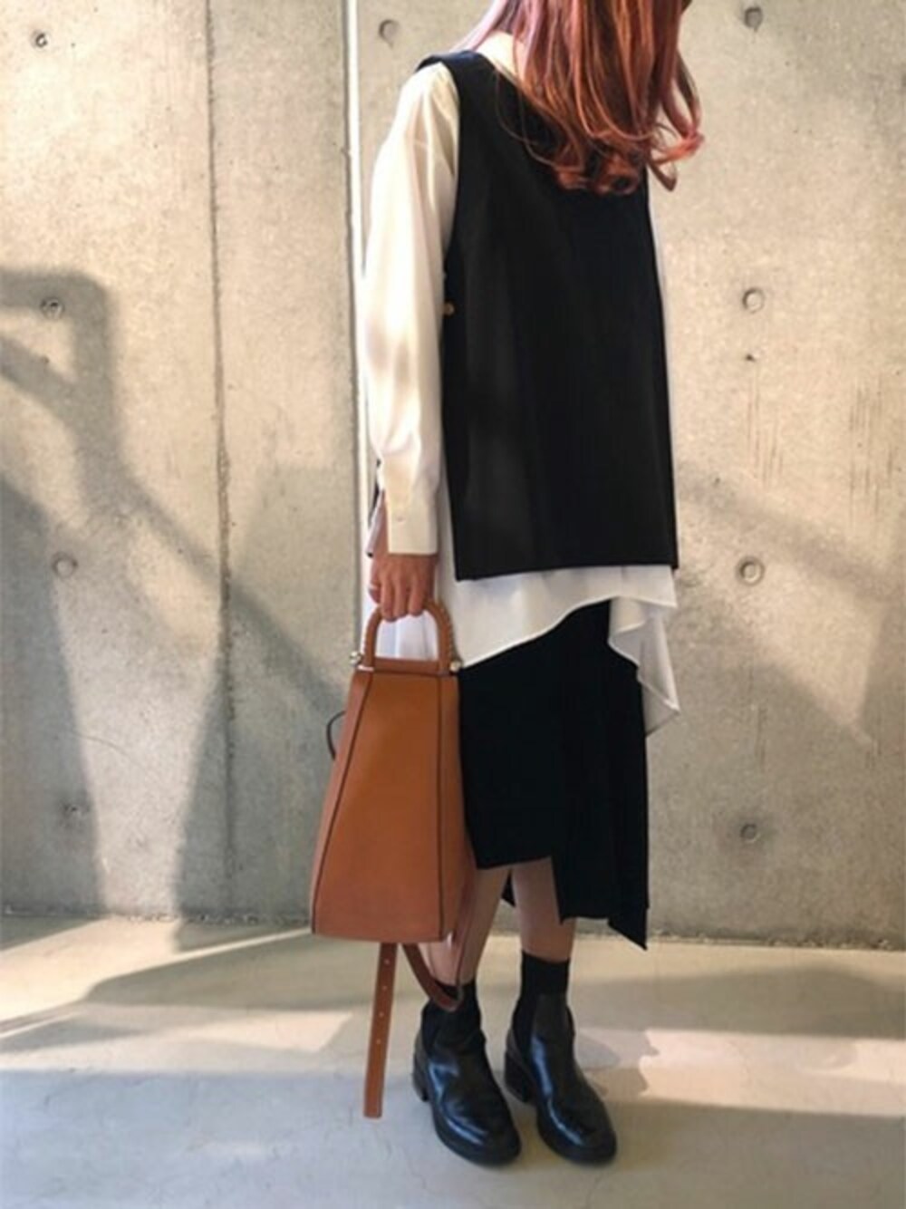 「スカート、レイヤード、ニットベスト、LOVELESS、リラックススタイル、アシメスカート」｜「LOVELESSのベスト セット オーバー シャツ（シャツ/ブラウス、ブラック系）」を使った、ともみさん（レディース・158cm）の秋コーディネートの1枚目の写真