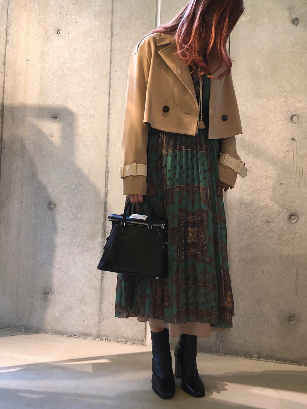 「ブーツ、トレンチコート、秋のコーデ、プリーツ、LOVELESS、大人女子、ガラワンピース」｜「LOVELESSのセパレート ブロッキング トレンチ（トレンチコート、ベージュ系）」を使った、ともみさん（レディース・158cm）の秋コーディネートの1枚目の写真