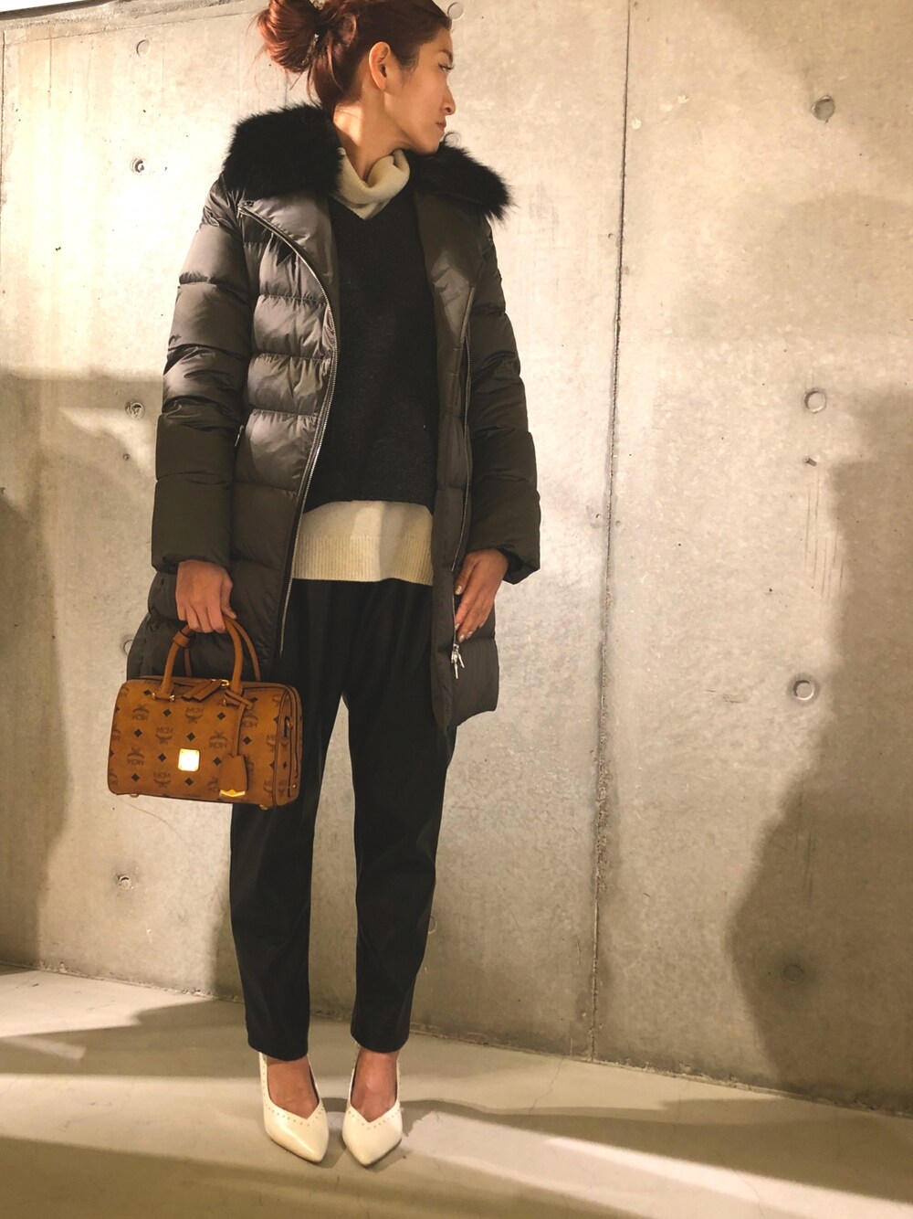 「ニット、ダウンコート、大人カジュアル、LOVELESS、パンツスタイル、カジュアルコーデ、フユコーデ、エコレザー」｜「LOVELESSの□ロング ライダース ダウン（ダウンジャケット/コート、グレー系）」を使った、ともみさん（レディース・158cm）の秋コーディネートの1枚目の写真