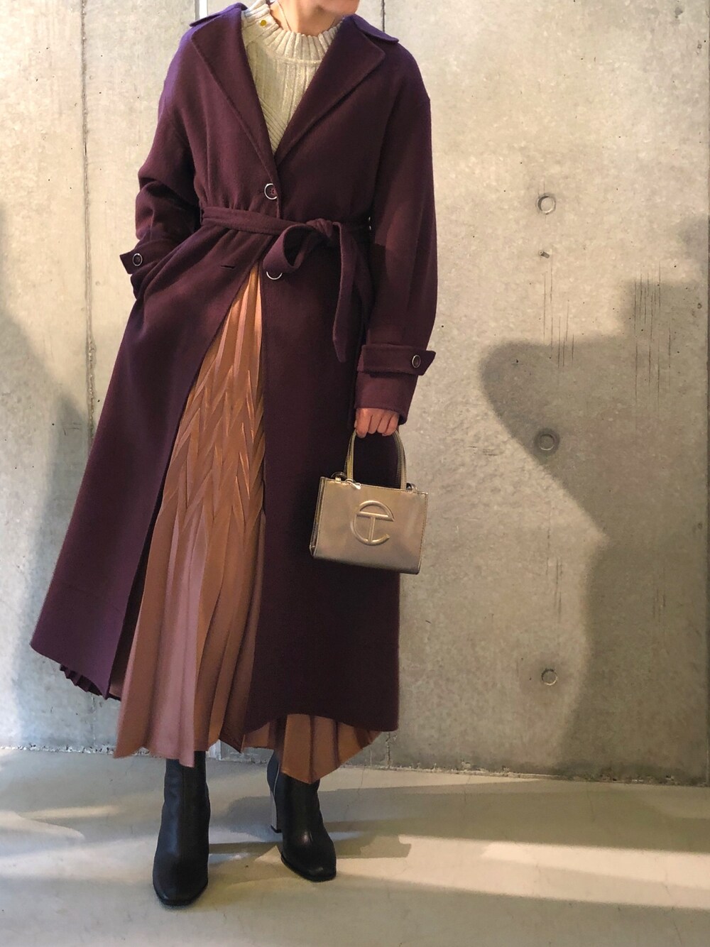「コート、ブーツ、冬コーデ、ロングスカート、休日スタイル、プリーツスカート、LOVELESS、ラメニット、オトナ女子」｜「LOVELESSのバックプリーツ オーバー コート（チェスターコート、レッド系）」を使った、ともみさん（レディース・158cm）の秋コーディネートの1枚目の写真