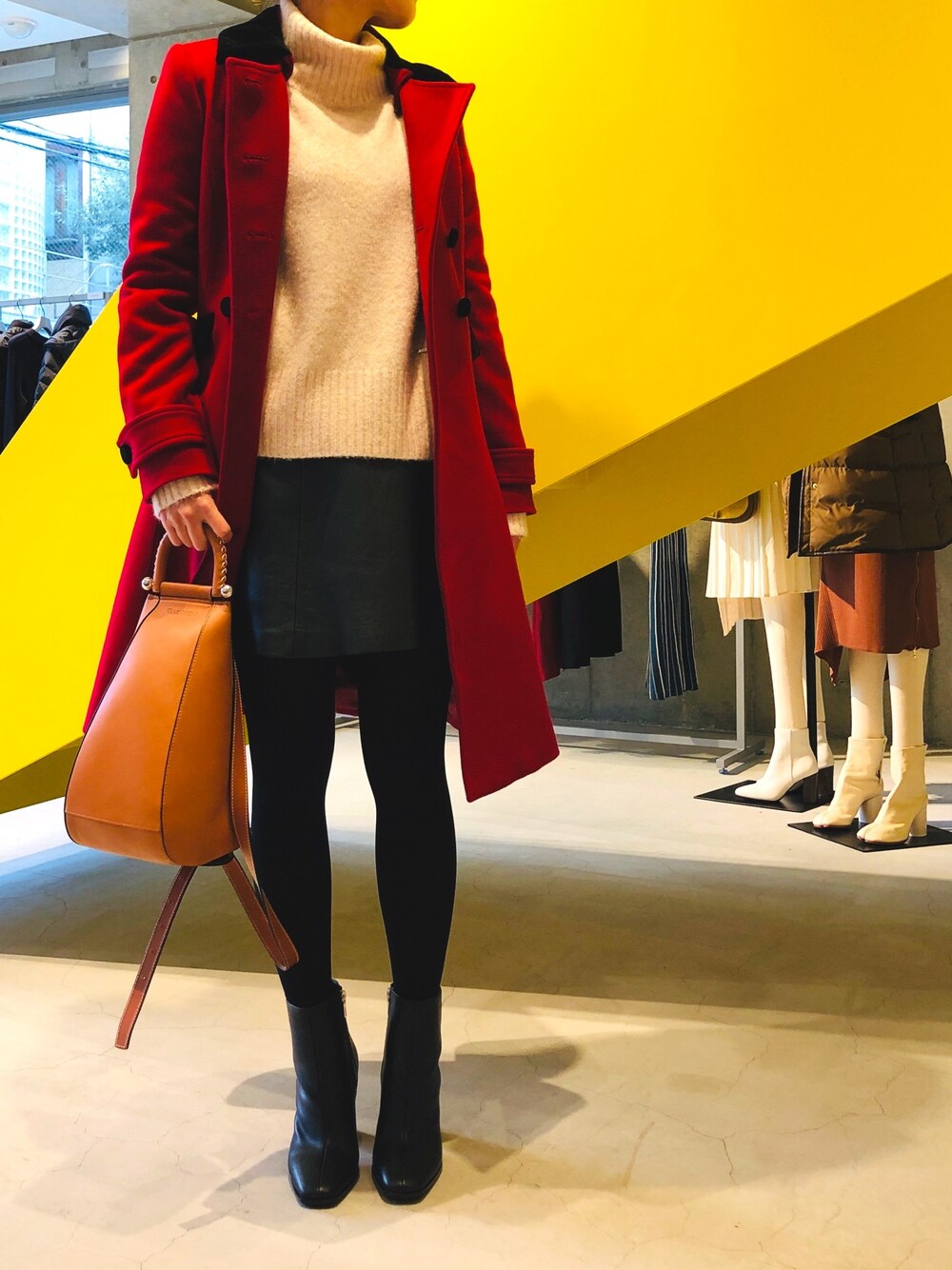 「コート、ニット、レザー、レッド、ミニスカート、ガーリー、LOVELESS、秋冬コーデ」｜「LOVELESSの【予約販売】ドレス コート（チェスターコート、レッド系）」を使った、ともみさん（レディース・158cm）の秋コーディネートの1枚目の写真