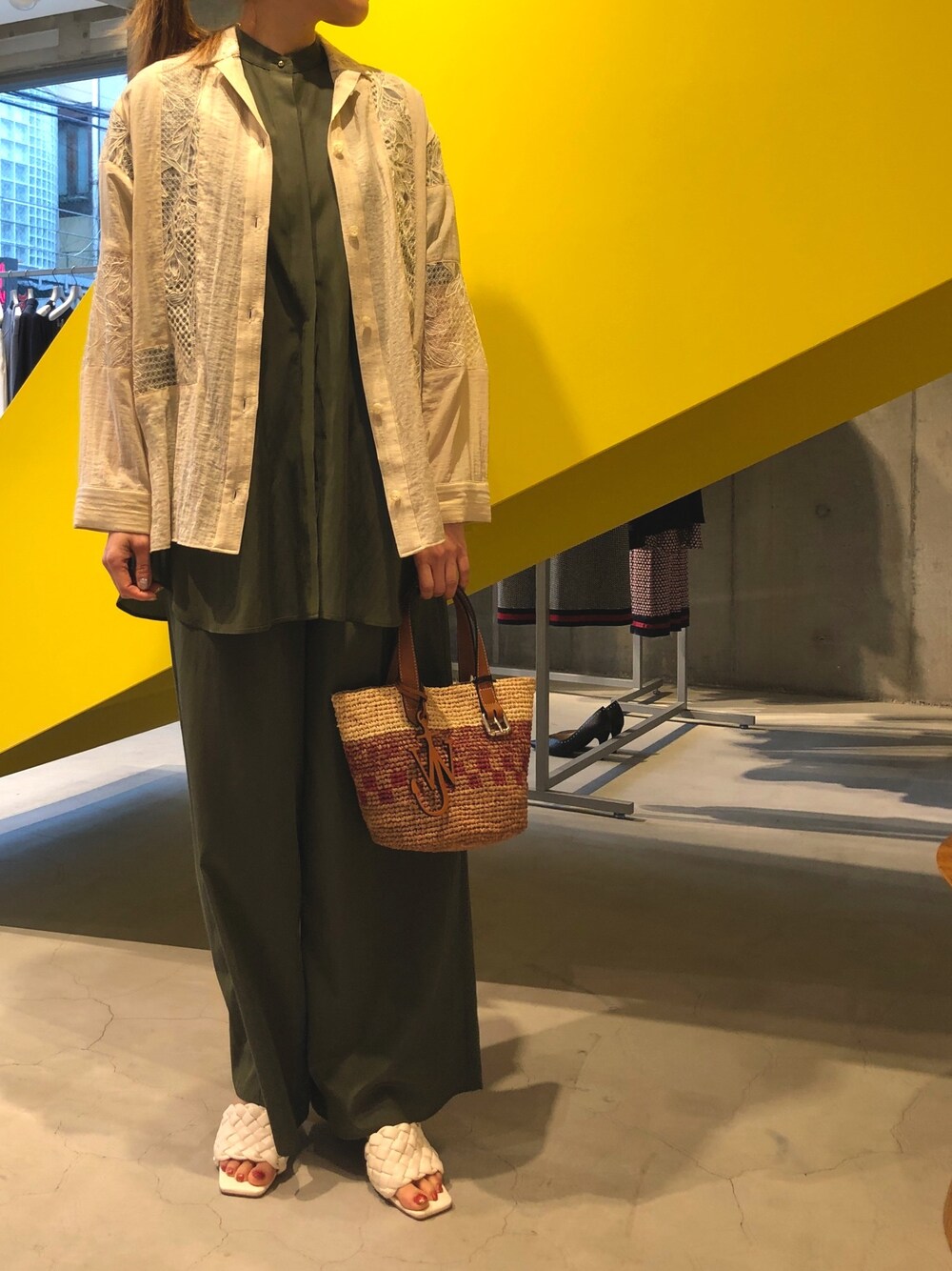 「カーキ、ワイドパンツ、休日コーデ、LOVELESS、シャツスタイル、ノースリーブ、レースブラウス、オトナカジュアル、オトナ女子」｜「LOVELESSのFabRICA ノースリーブ シャツ（シャツ/ブラウス、グリーン系）」を使った、ともみさん（レディース・158cm）の春コーディネートの1枚目の写真