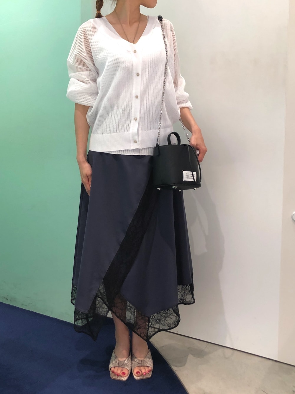 「ニット、スカート、レース、休日スタイル、サンダル、LOVELESS、シンプルコーデ、夏コーデ、アンサンブル」｜「LOVELESSのアンサンブルメッシュカーディガン（カーディガン/ボレロ、ホワイト系）」を使った、ともみさん（レディース・158cm）の春コーディネートの1枚目の写真
