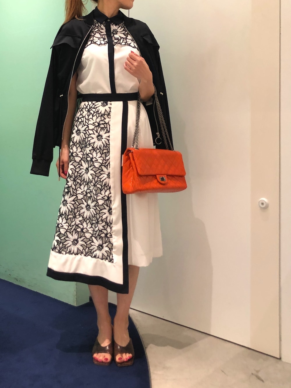 「スカート、レース、モノトーン、サンダル、休日コーデ、LOVELESS、大人女子、夏コーデ、ノースリーブ」｜「LOVELESSの【otona MUSE掲載商品】ギャザーウエスト シアーコンビ ブルゾン（ブルゾン、ブルー系）」を使った、ともみさん（レディース・158cm）の春コーディネートの1枚目の写真