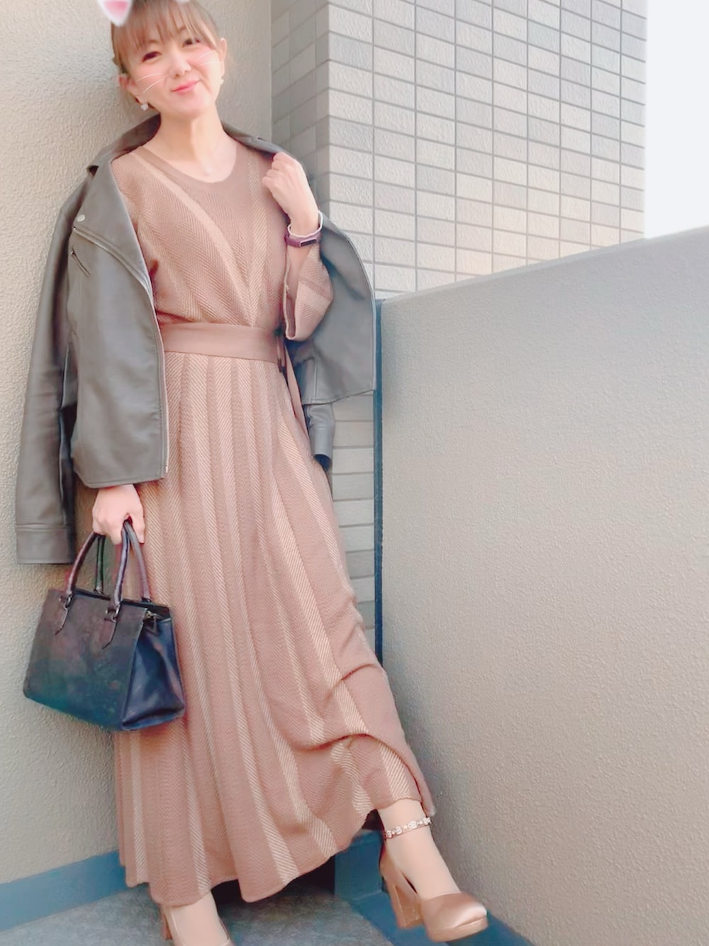 ベージュ系のワンピース、ベージュ系のパンプス、その他のハンドバッグを着用したレディースの冬コーディネートの1枚目の写真