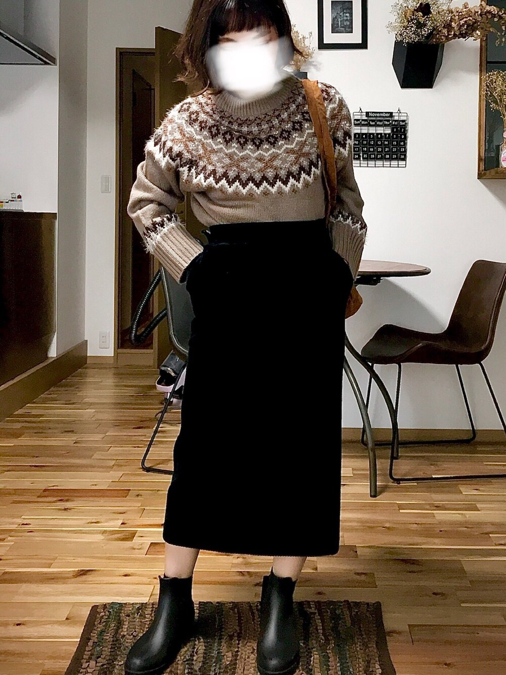 「雨の日コーデ、秋冬コーデ、ママコーデ、ママファッション、低身長、レインブーツ、ノルディック柄、プチプラ、ラクチンコーデ、オトナカジュアル」｜「UNIQLOのコーデュロイロングナロースカート（スカート、ブラック系）」を使った、enssmileさん（レディース・151cm）の秋コーディネートの1枚目の写真