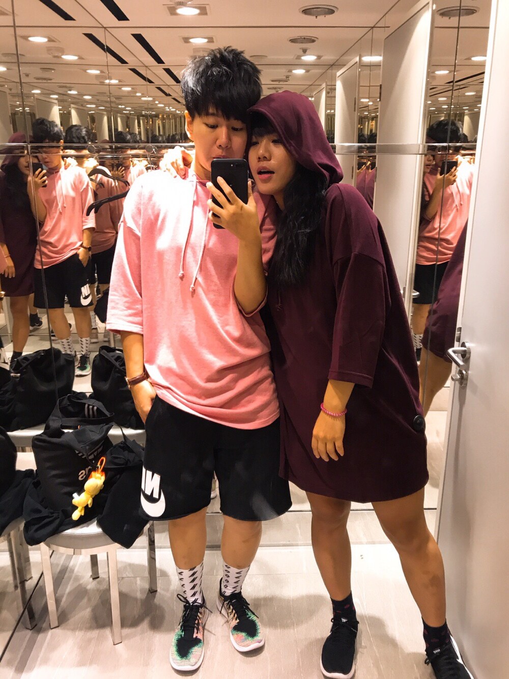 「LOVE、ootd、couple」｜「H&Mのアイテム（Tシャツ/カットソー、レッド系）」を使った、Josephさん（メンズ・171cm）の秋コーディネートの1枚目の写真
