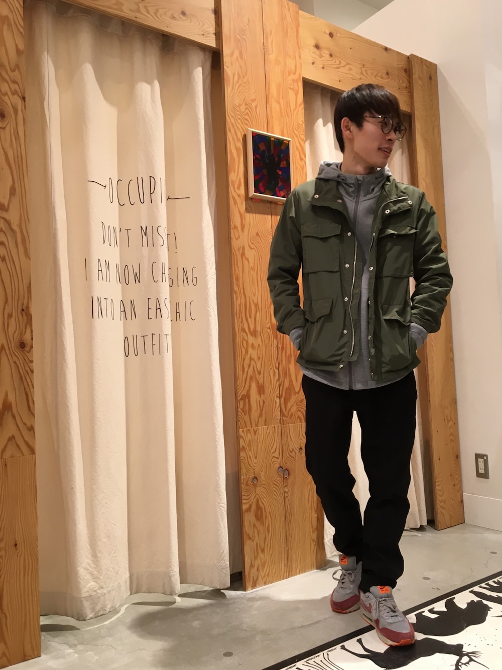 グリーン系のミリタリージャケット、ブラック系のその他パンツを着用したメンズの冬コーディネートの1枚目の写真