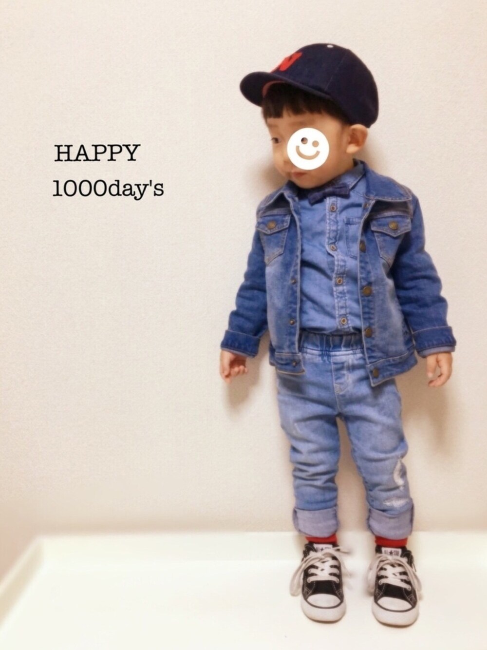 「おとこのこーで、1000日記念、1000day's、キャップ、デニムオンデニム、デニム×デニム、デニムコーデ、蝶ネクタイ、赤ソックス、コンバース」｜「petit mainのロゴワッペンつきキャップ（キャップ、ブルー系）」を使った、1t.ichiiiTa..𖤐˒˒さん（キッズ・90cm）の冬コーディネートの1枚目の写真