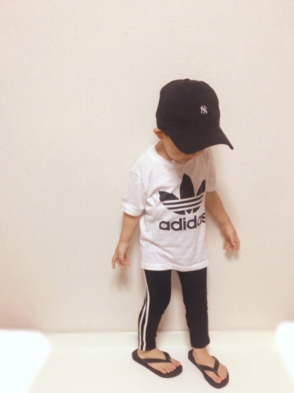 「おとこのこーで、キャップ、adidas、ラインパンツ、ビーチサンダル」｜「NEW ERAの【NEWERA】930 NYY WASHED / 【ニューエラ】キャップ（キャップ、ブラック系）」を使った、1t.ichiiiTa..𖤐˒˒さん（キッズ・90cm）の夏コーディネートの1枚目の写真