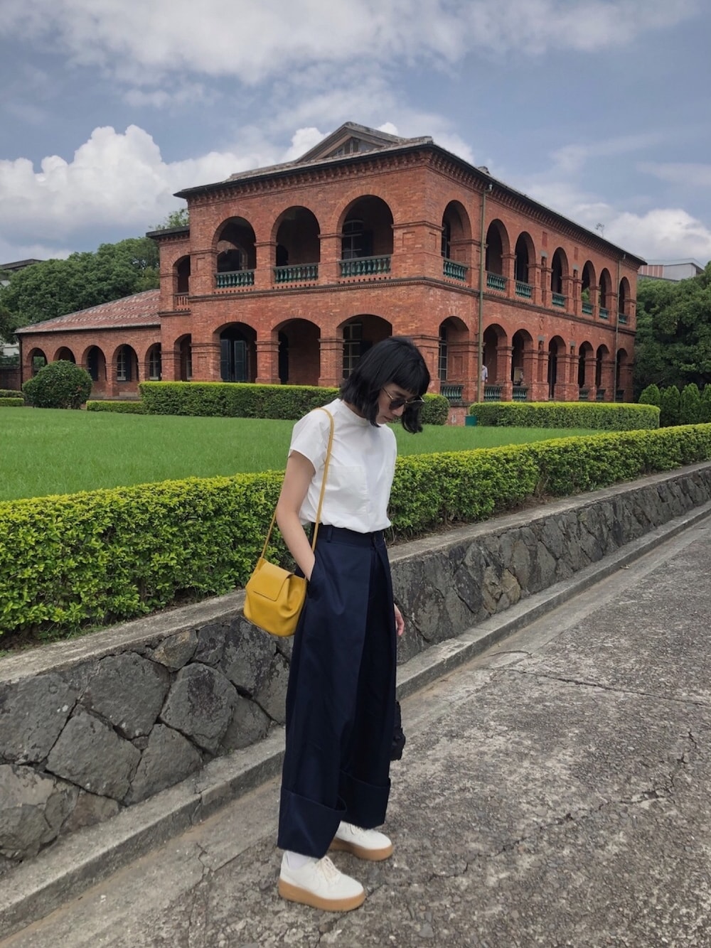 「COS、gentlemonster」｜「URBAN RESEARCHのアイテム（シャツ/ブラウス、ホワイト系）」を使った、yiitii さん（レディース・160cm）の夏コーディネートの1枚目の写真