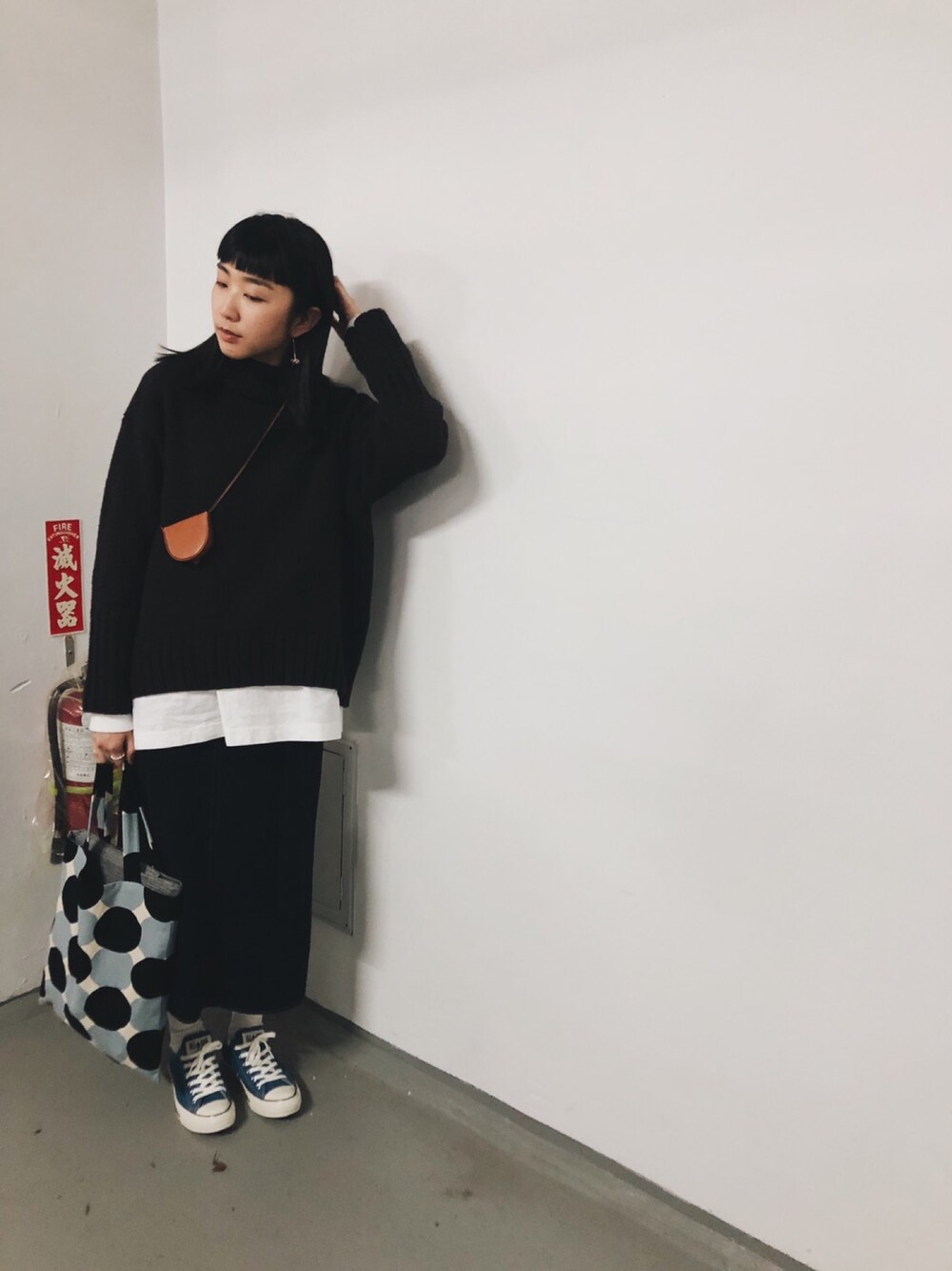 「ootd、KBF、LOEWE、converse」｜「KBFのアイテム（ニット/セーター、ブラウン系）」を使った、yiitii さん（レディース・160cm）の冬コーディネートの1枚目の写真