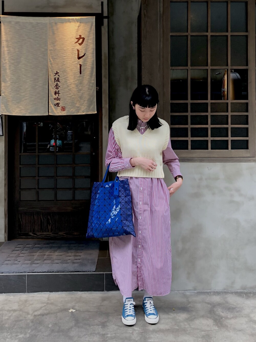 「ootd、converse、BEAMS BOY、BEAMS」｜「BEAMS BOYのBEAMS BOY / 5ゲージ リブ&ガーター ベスト（ベスト、ブラック系）」を使った、yiitii さん（レディース・160cm）の春コーディネートの1枚目の写真