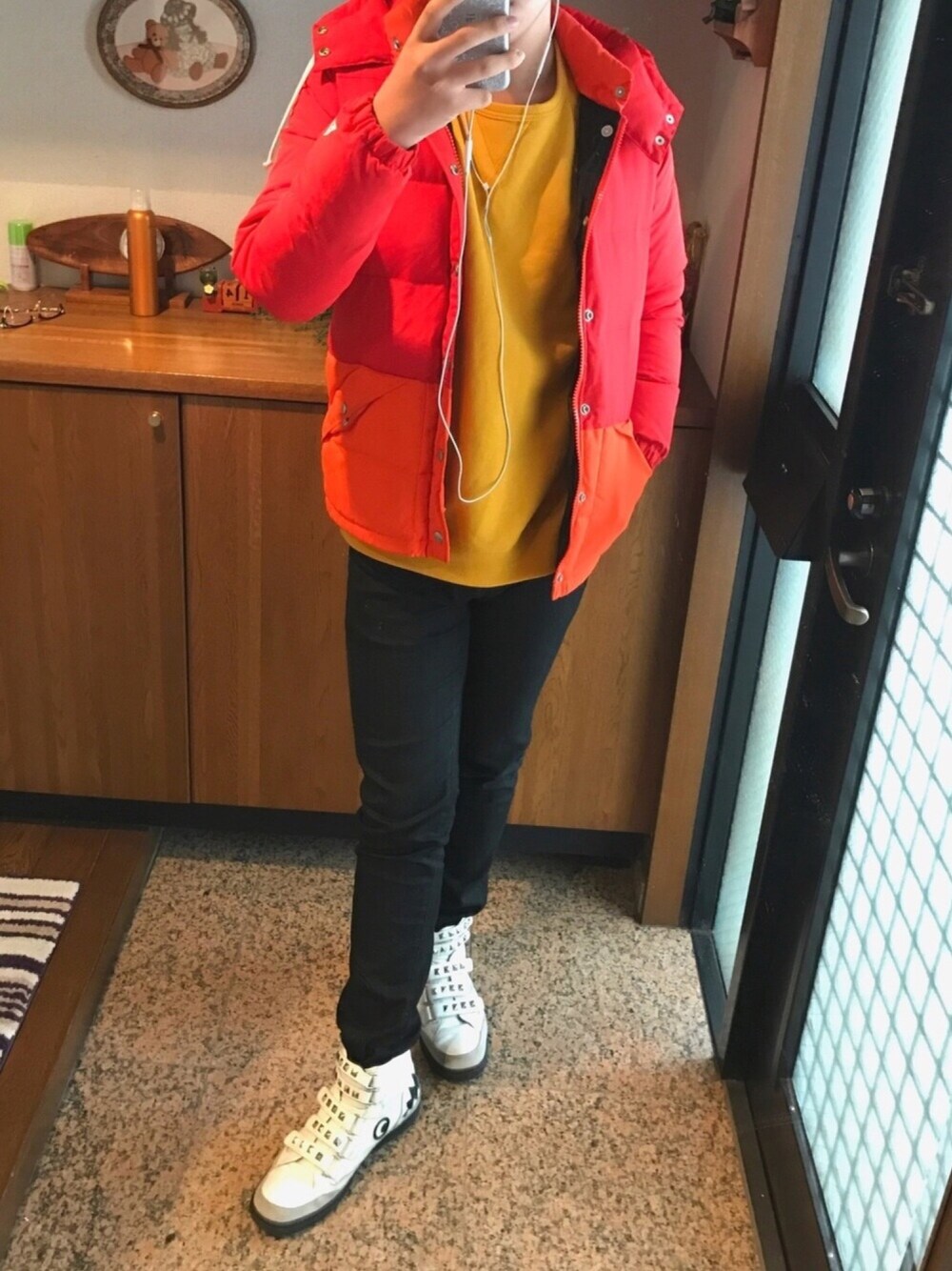 「UNIQLOのMEN スキニーフィットテーパードジーンズ＋（デニムパンツ、ブラック系）」を使った、はっしーさん（メンズ・178cm）の春コーディネートの1枚目の写真