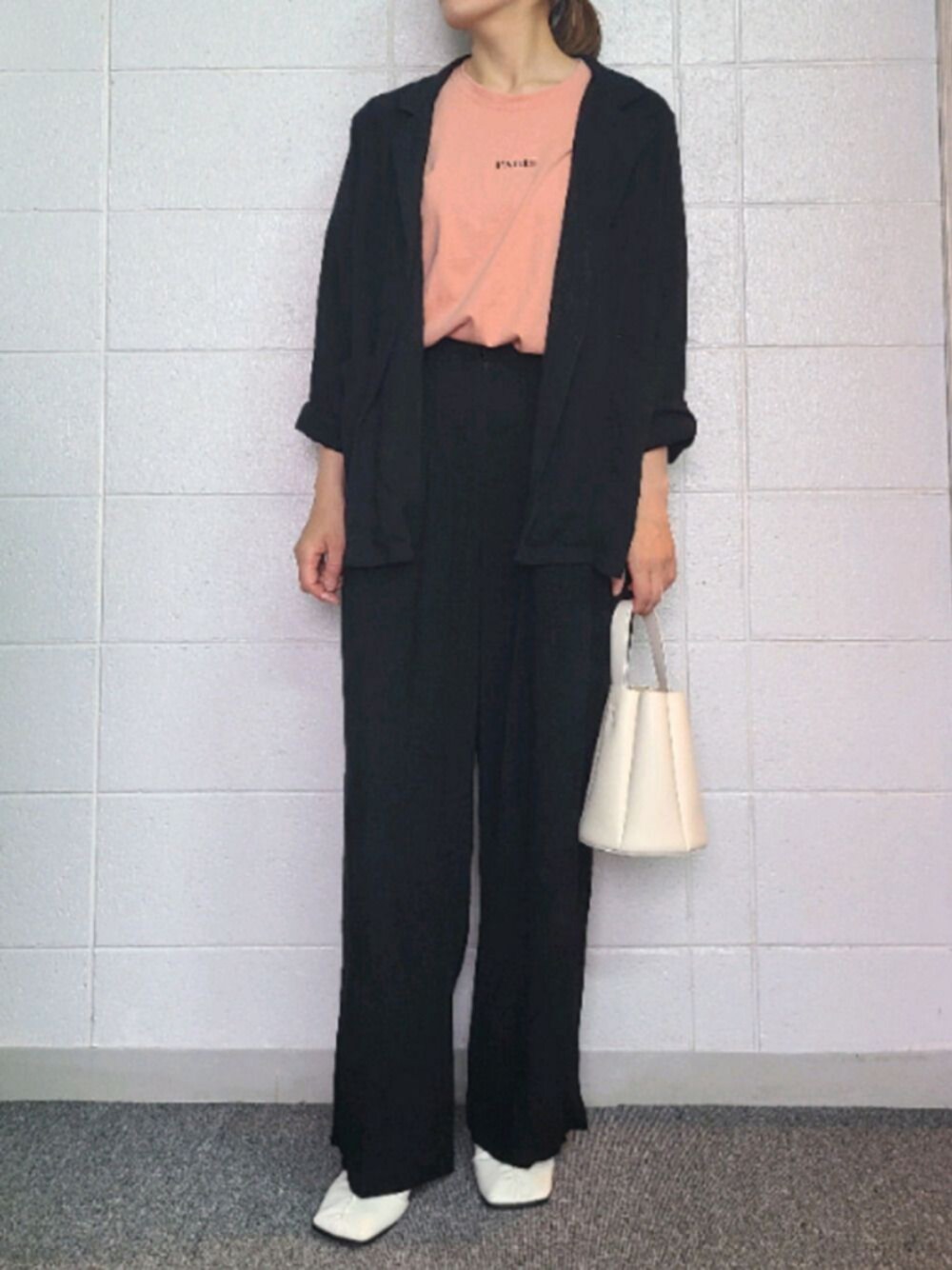 「これが私をアゲる服、セットアップ、スクエアトゥ、トートバッグ、ロゴT、大人カジュアル、春夏コーデ、パンツスタイル、韓国ファッション、きれいめカジュアル」｜「me+em selectの2wayフェイクレザーハンドバッグ【巾着ポーチ+ショルダーストラップ付き】（ハンドバッグ、ホワイト系）」を使った、omimimiさん（レディース・162cm）の春コーディネートの1枚目の写真