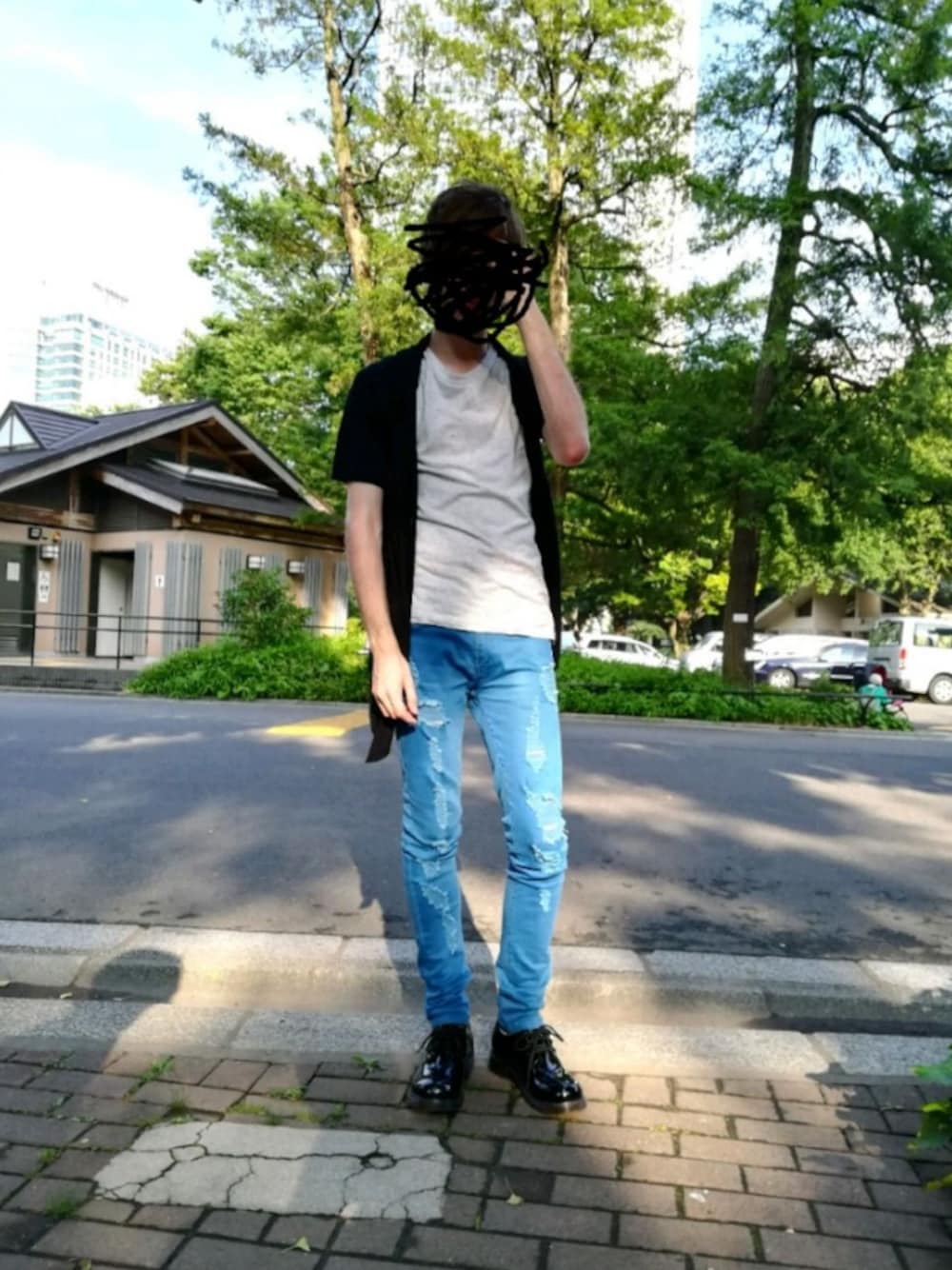 「ダメージ、スキニー、青、白Tシャツ、白黒、ロック、ダメージスキニー、夏、日比谷公園」｜「Growth by Grailのアイテム（パンツ、ブルー系）」を使った、LERDOさん（メンズ・172cm）の夏コーディネートの1枚目の写真