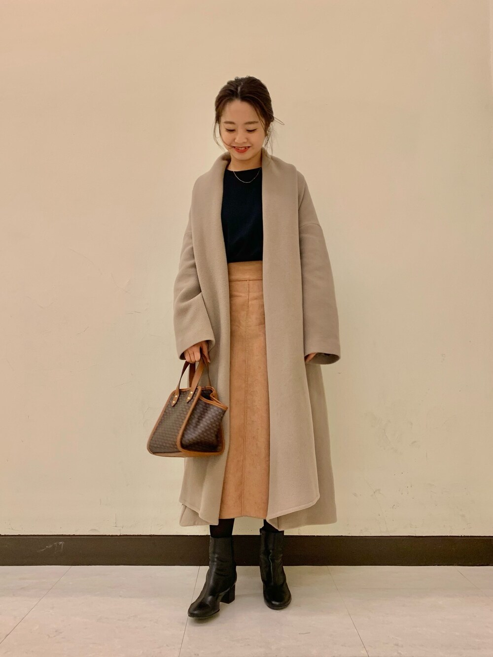 「冬コーデ、大人カジュアル、ニット、休日コーデ、アウター、リバーシブル、ショートブーツ、コート、URBAN RESEARCH ROSSO、RODE SKO」｜「URBAN RESEARCH ROSSOのアイテム（スカート、その他）」を使った、Mizuhoさん（レディース・157cm）の冬コーディネートの1枚目の写真