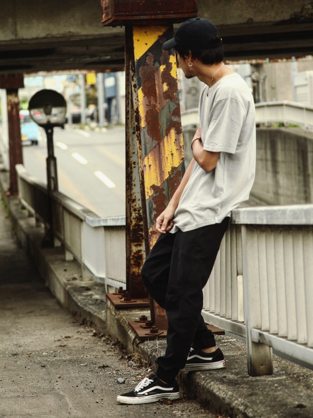 「夏、シンプル、シンプルコーデ、Tシャツ、ロング丈、ジョガーパンツ、ストリート、VANS、oldskool、スニーカー」｜「ZIP FIVEのツイルローキャップ（キャップ、ブラック系）」を使った、KONさん（メンズ・176cm）の夏コーディネートの1枚目の写真