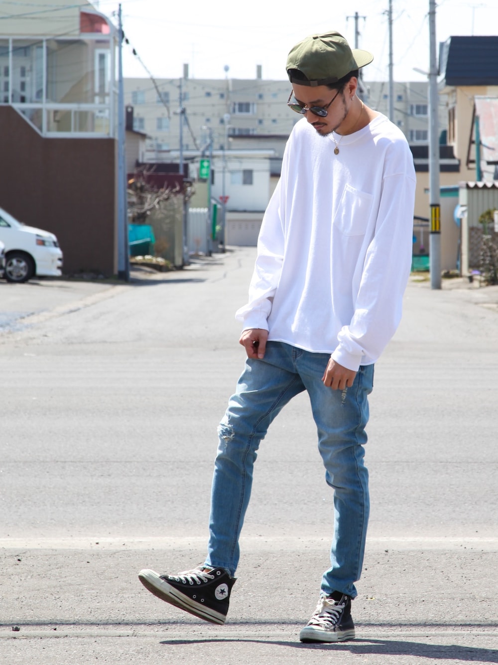 「シンプル、シンプルコーデ、春、ロンT、白Tシャツ、デニム、スキニーデニム、ダメージデニムパンツ、ZIP FIVE」｜「BRIXTONのBRIXTON STRAPBACK CAP JONAS ARMY（キャップ、グリーン系）」を使った、KONさん（メンズ・176cm）の春コーディネートの1枚目の写真