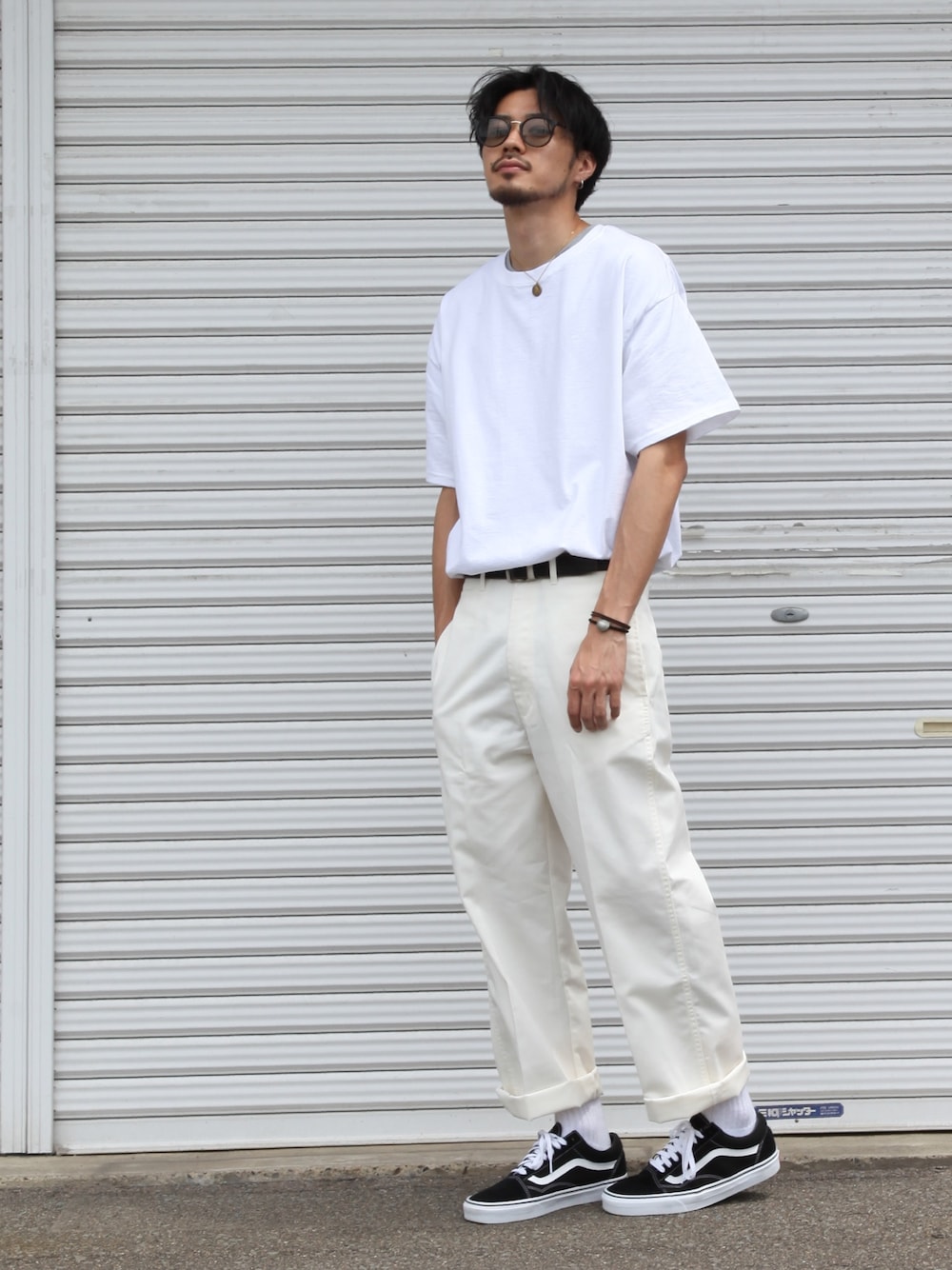 「シンプル、オールホワイト、ワントーンコーデ、ビッグT、ビッグシルエット、ワイドパンツ、タックイン、ウエストイン、Champion、ZIP FIVE」｜「ZIP FIVEのSunglasses(Boston/Circle)（サングラス、ブラック系）」を使った、KONさん（メンズ・176cm）の夏コーディネートの1枚目の写真