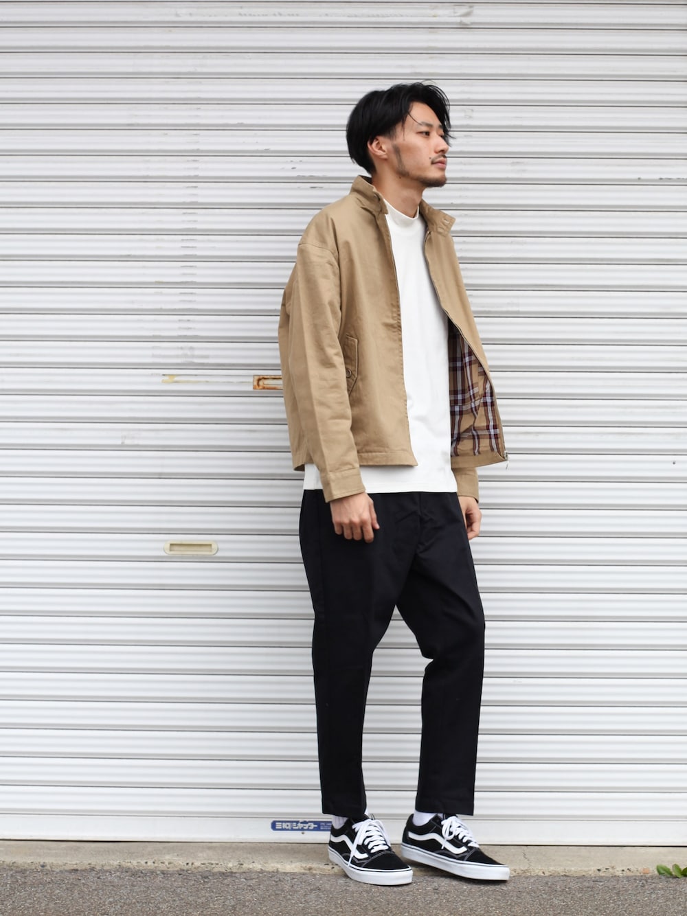「秋のコーデ、シンプル、スウィングトップ、アンクルパンツ、チノパン、モックネック、ZIP FIVE、Dickies」｜「ZIP FIVEの裏チェックツイルスウィングトップ（ブルゾン、ベージュ系）」を使った、KONさん（メンズ・176cm）の秋コーディネートの1枚目の写真