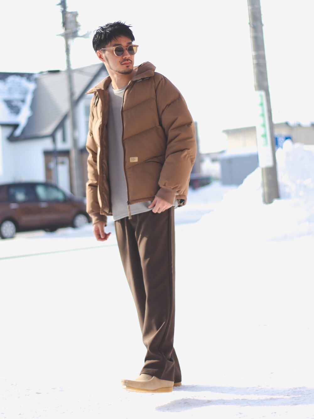「ブラウン色に染まれ、シンプル、ワントーンコーデ、スラックス、ダウンジャケット、ブラウン、ZIP FIVE、wtaps」｜「ZIP FIVEのポリエステルトロピカル 裾たるみワイドパンツ（その他パンツ、ブラウン系）」を使った、KONさん（メンズ・176cm）の冬コーディネートの1枚目の写真