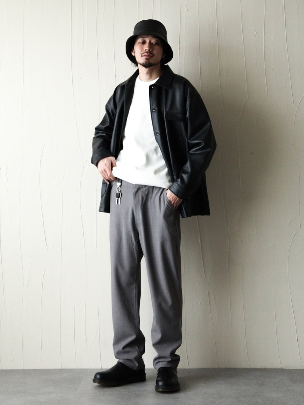 ブラック系のブーツ、ブラック系のキーケース/キーアクセサリー、その他のその他を着用したメンズの冬コーディネートの1枚目の写真