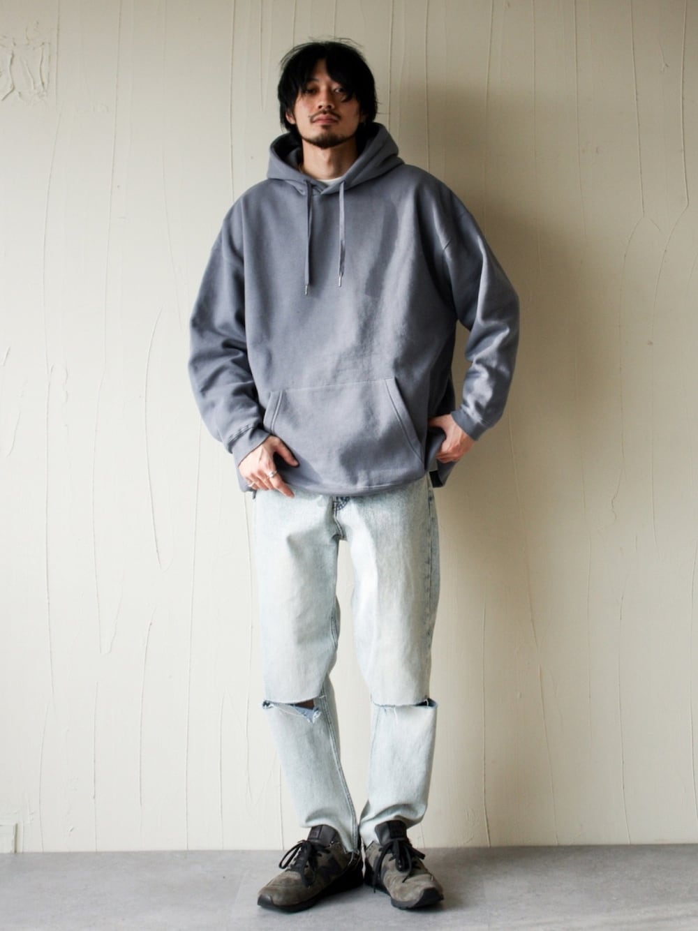 ブルー系のパーカー、その他のリング、その他のその他を着用したメンズの冬コーディネートの1枚目の写真