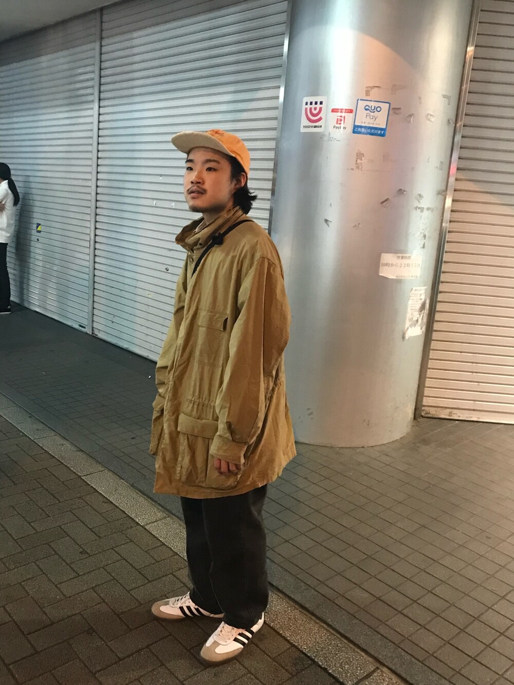「やっぱりストリートが好き、お洒落さんとつながりたい、秋コーデ、いいね、save、フォローお願いします🤑、キャップ、秋冬、デニムパンツ、サファリジャケット、ブラックデニム、samba」｜「Banana Republicのアイテム（その他アウター、ベージュ系）」を使った、ヨシダコウスケさん（メンズ・170cm）の秋コーディネートの1枚目の写真