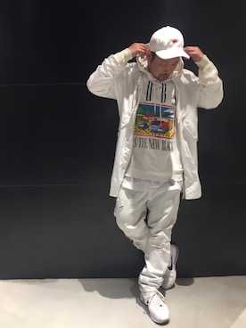 「オールホワイト」｜「アイテム（ナイロンジャケット）」を使った、ペッパーさん（メンズ・173cm）の春コーディネート