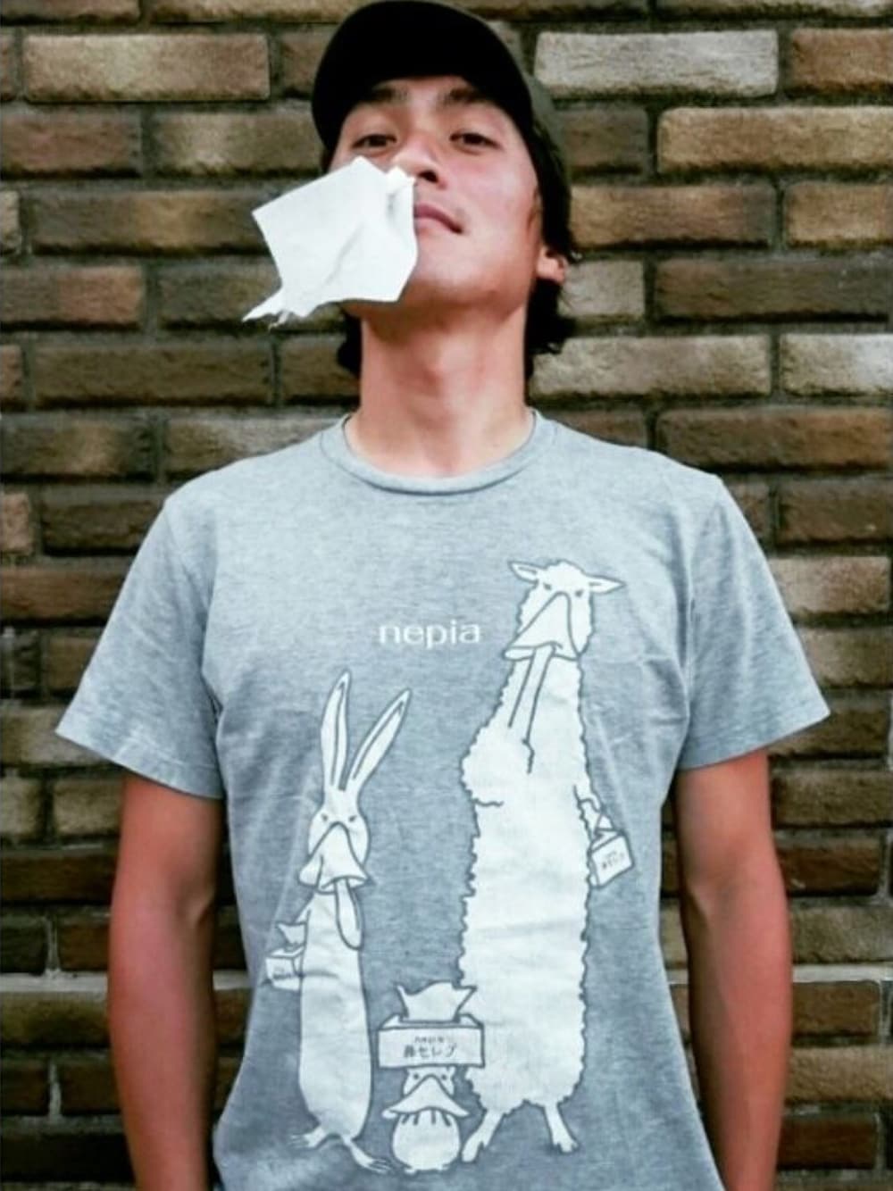 「UT、コラボTシャツ、ネピア、ティッシュ、Tシャツ、キャップ、ユニクロ、huntism」｜「UNIQLOのアイテム（Tシャツ/カットソー、グレー系）」を使った、Young   さん（メンズ・175cm）の春コーディネートの1枚目の写真