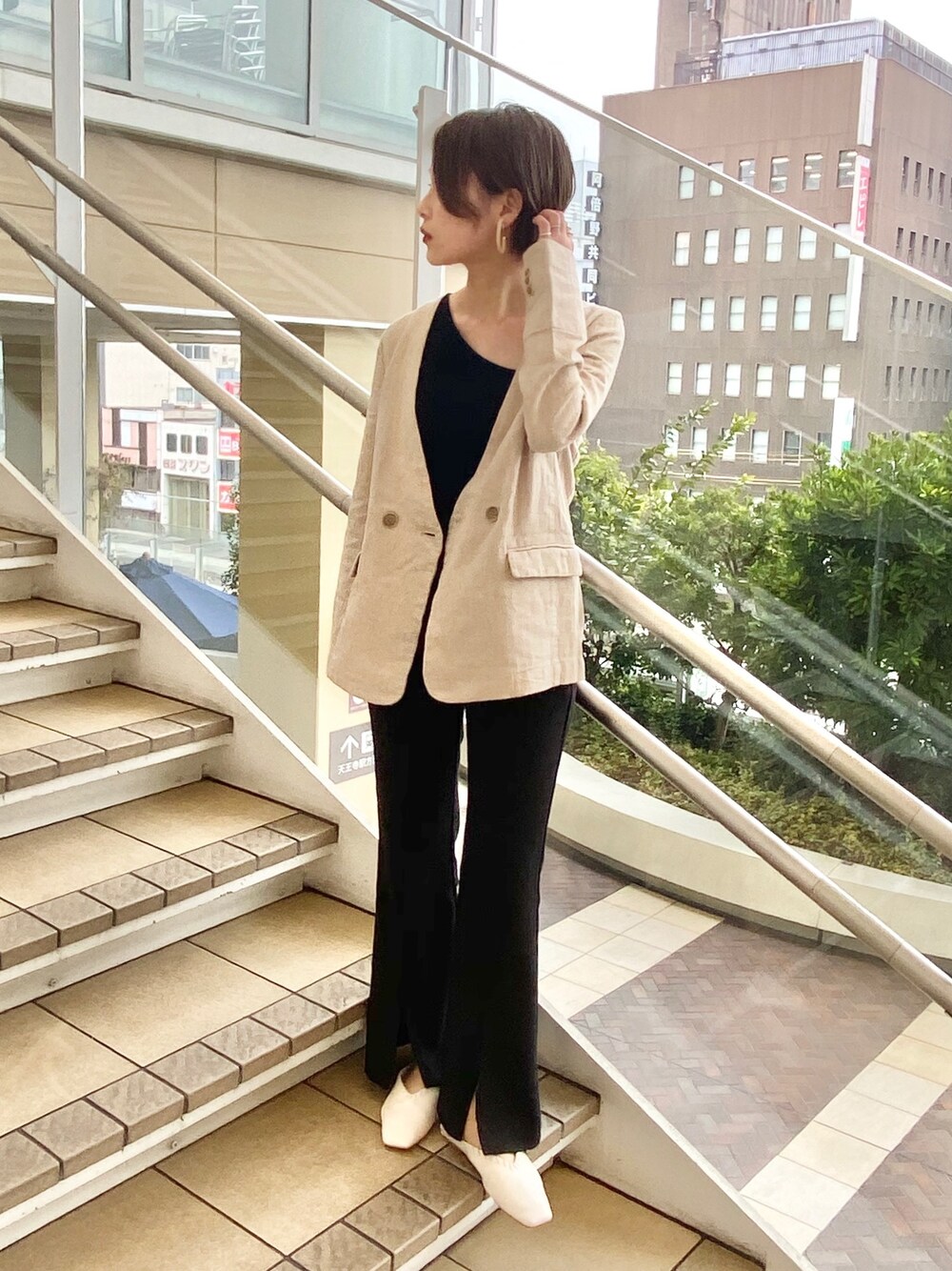 「オトナカジュアル、シンプル、低身長コーデ、モノトーン、春コーデ、春アウター、エクリュ、ワンショルダー、FREES'MART」｜「FREE'S MARTの【Sシリーズ対応】◆フロントスリットフレアパンツ（その他パンツ、ブラック系）」を使った、miko.さん（レディース・152cm）の春コーディネートの1枚目の写真