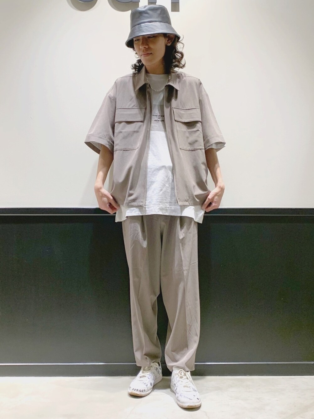 「バケットハット、韓国ファッション、セットアップ、ブラウン、ワイドパンツ、白スニーカー、シンプルコーデ、ビッグシルエット、レザー、プリントT」｜「JUNREDの【Air Dry/エアドライ】ジップルーズシャツ（シャツ/ブラウス、ブラウン系）」を使った、もりさん（メンズ・170cm）の春コーディネートの1枚目の写真