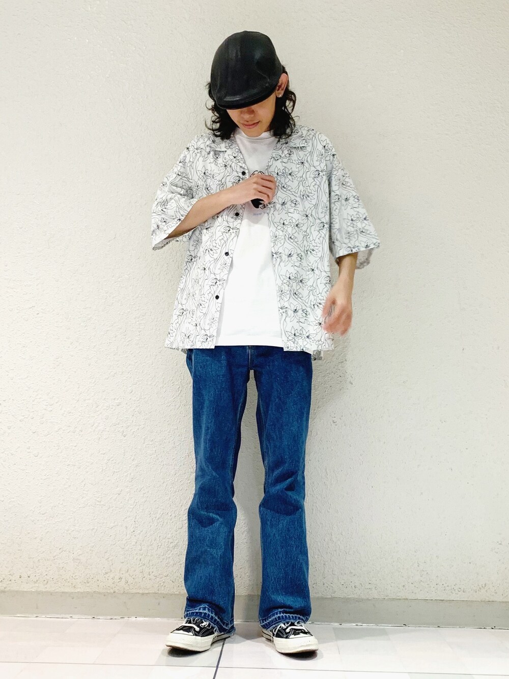 「ロゴT、シンプルコーデ、ビッグシルエット、オープンカラーシャツ、花柄、柄シャツ、フレアパンツ、デニム、白Tシャツ、コンバース」｜「JUNREDのフラワープリント線画シャツ（シャツ/ブラウス、ホワイト系）」を使った、もりさん（メンズ・170cm）の春コーディネートの1枚目の写真
