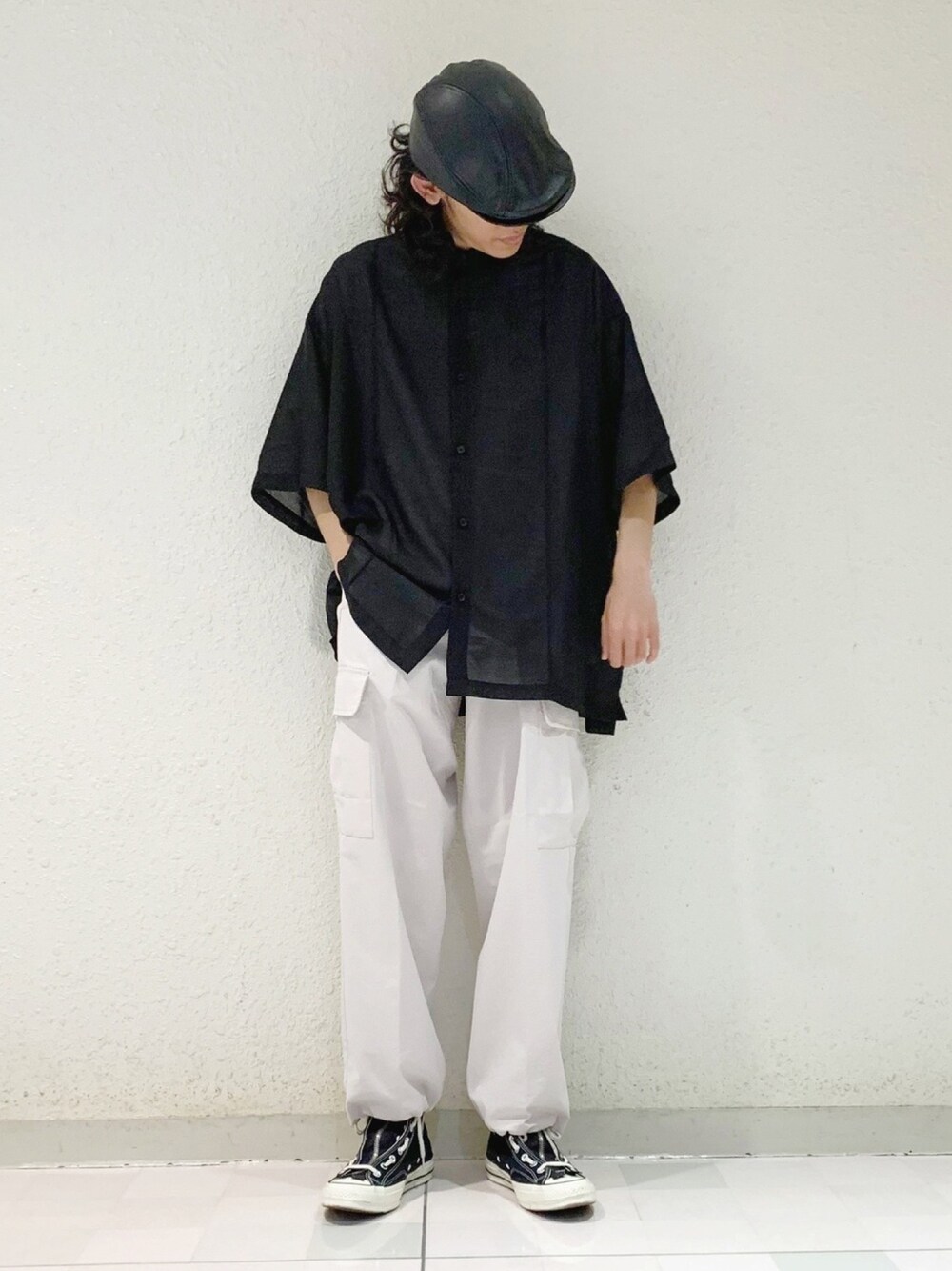 「シンプルコーデ、ビッグシルエット、シアーシャツ、ハイカットスニーカー、コンバース、カーゴパンツ、ホワイト、白パンツ、プチプラ、リラックススタイル」｜「JUNREDのルーズシルエット/ピンタックシアーシャツ（シャツ/ブラウス、ブラック系）」を使った、もりさん（メンズ・170cm）の夏コーディネートの1枚目の写真